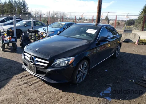 2018 Mercedes-Benz C 300 4Matic z USA, uszkodzony, nr VIN 55SWF4KBXJU282177